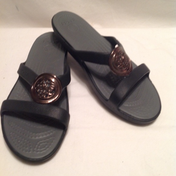 crocs sanrah circle embellishment sandal